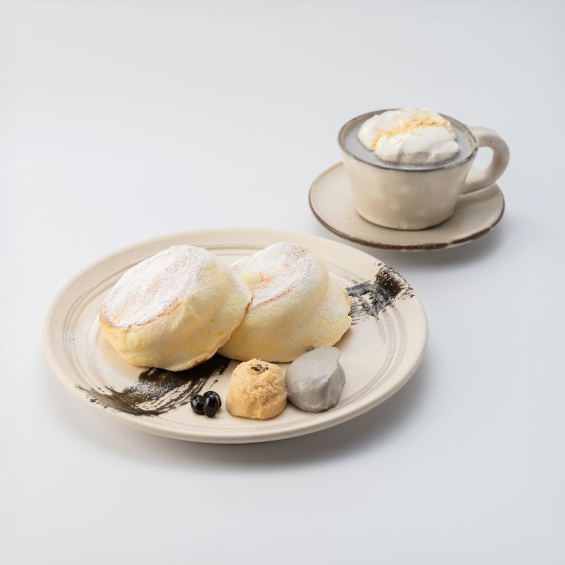 自家製黒ごまクリームのパンケーキ<br><span>Pancakes with Homemade Black Sesame Cream</span><br>¥2900